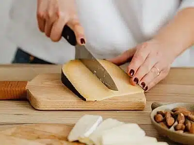 Käse mit einem Messer schneiden