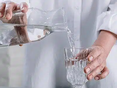 Wasserkaraffe mit Wasser